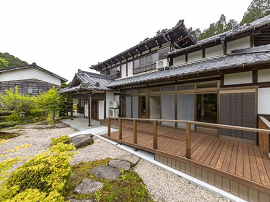 伝統的な日本家屋の中庭