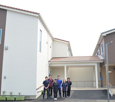 建物の外観と職員