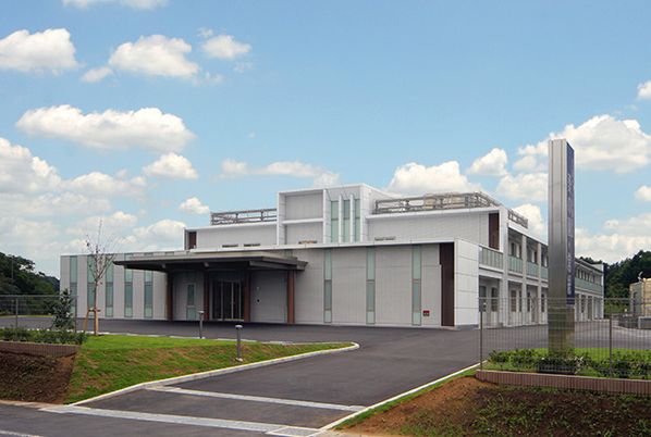 緑に囲まれた建物