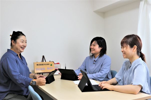 楽しそうに話すスタッフ3人