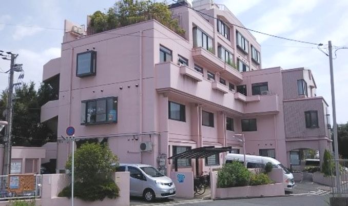 ピンク色の建物外観