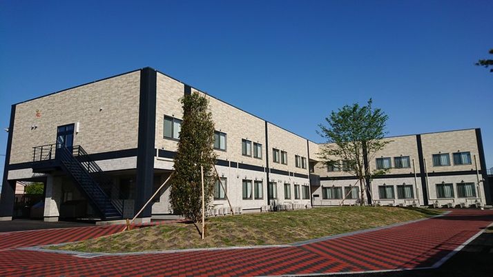 広い建物の外観