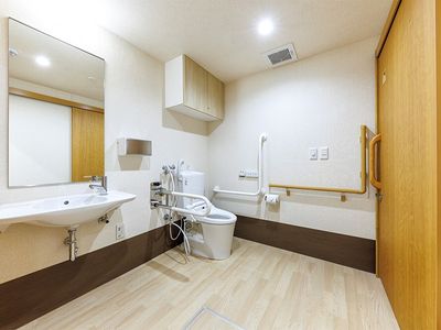 手すり付きの快適トイレ