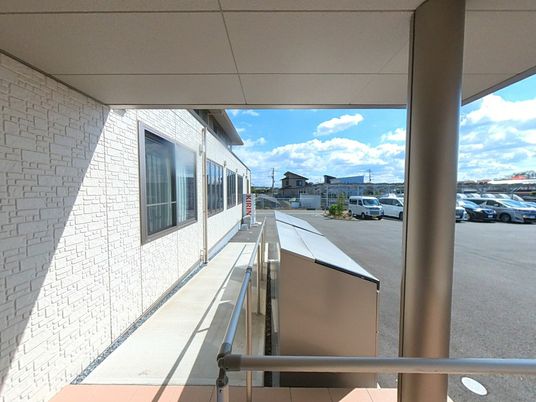 広々とした明るい外観