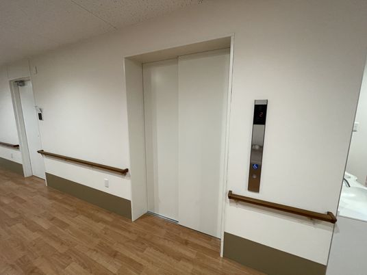 ゆったりとした廊下末尾