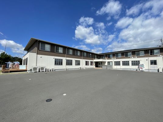 広々とした施設の外観