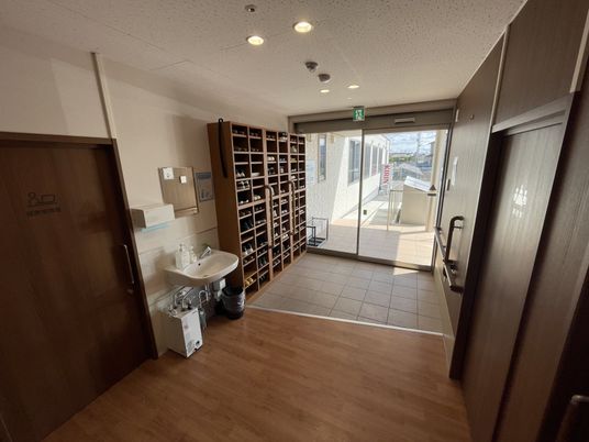 広々とした明るい廊下