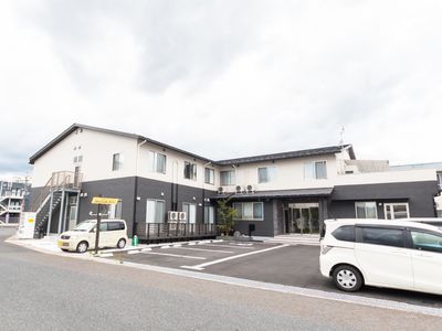 灰色の外壁の建物エントランス