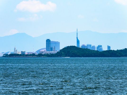 湖越しの都市景観
