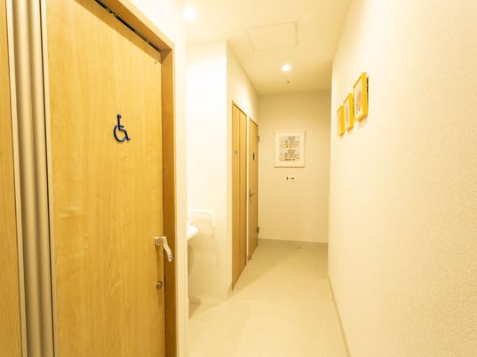 清潔な廊下とトイレ入口