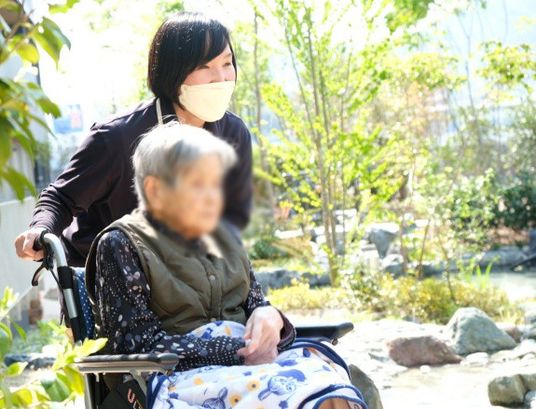 車椅子と緑あふれる庭