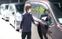 職員が車に乗る様子外観