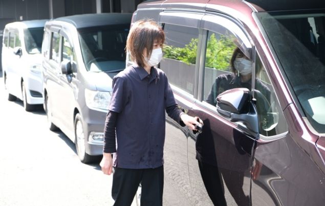 職員が車に乗る様子外観