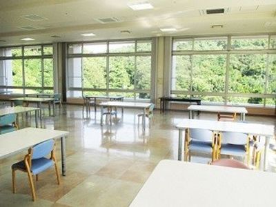 緑が見える明るい食堂