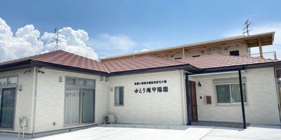 白い建物の外観