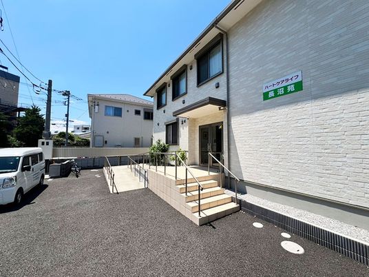 白い建物のエントランス