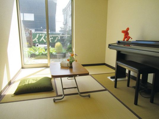 光が差し込む和室