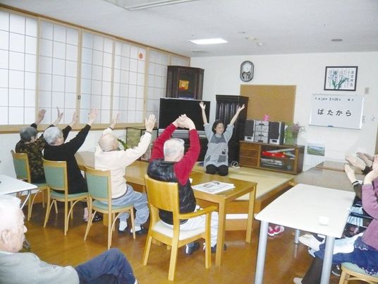 椅子で体操する様子