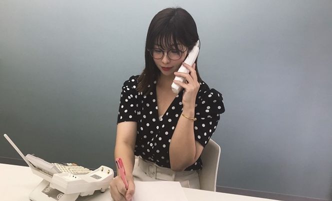 事務作業をする女性