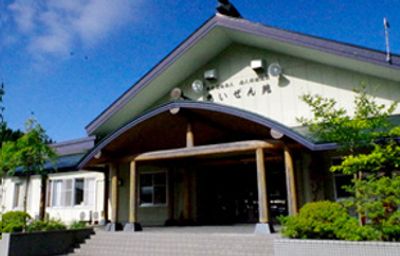緑豊かな建物の外観