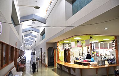 広い通路とスタッフ