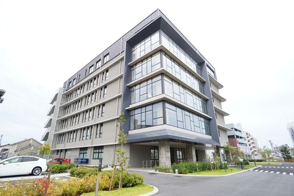モダンな建物の外観