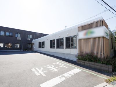施設の外観と駐車場