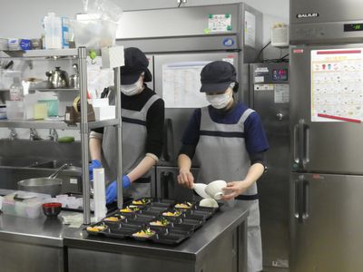 スタッフが活躍するキッチン