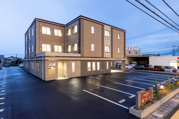 広々とした駐車場の建物