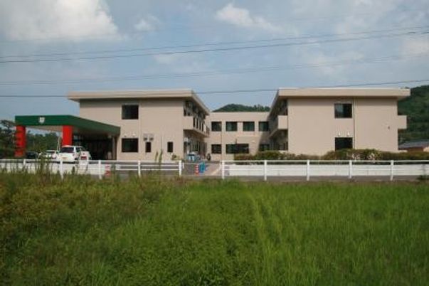 広々とした建物外観