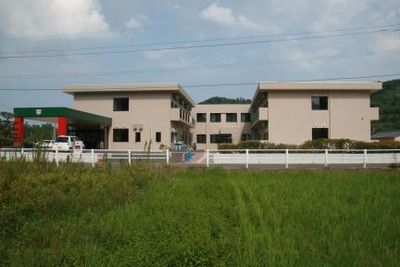 広々とした建物外観