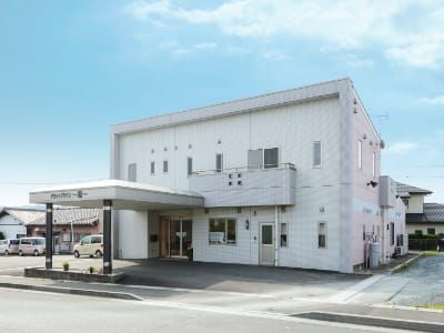 白い建物の外観