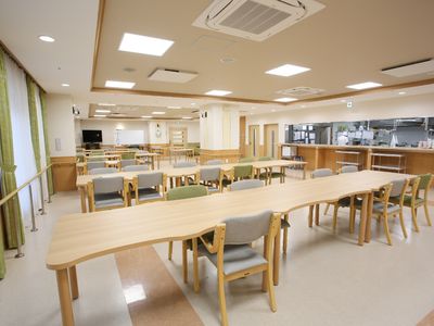 広々とした明るい食堂