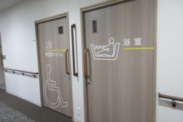 優しい色合いの廊下