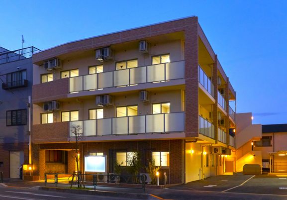 イルミネーション輝く建物の外観