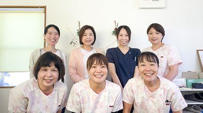 笑顔のスタッフ集合