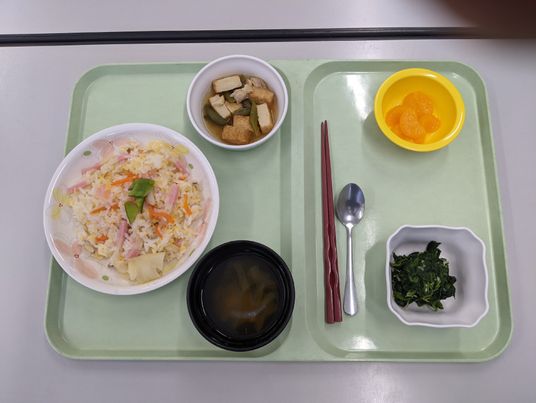 昼食の食事トレー  