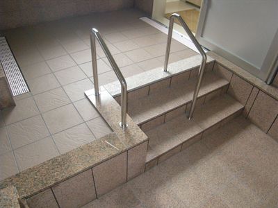 ステップ付きの設備