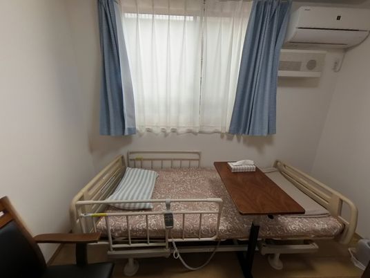 居室のケアベッドとテーブル