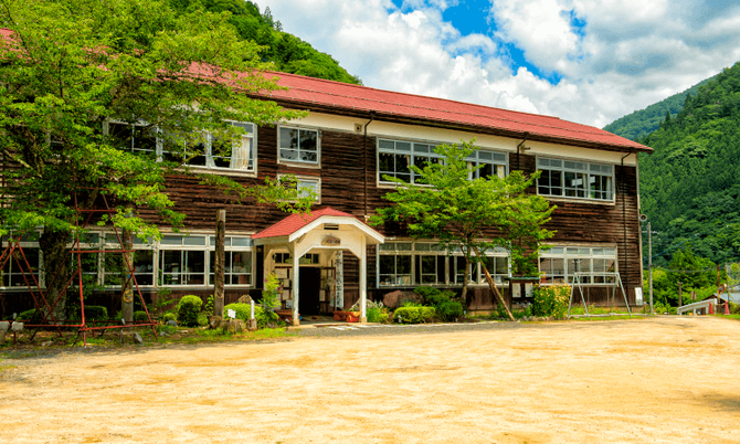広々とした外観の建物  