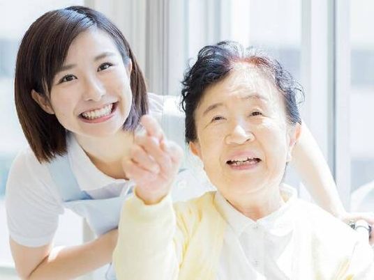 笑顔で対応するスタッフ
