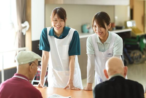 スタッフが利用者と会話する様子の部屋