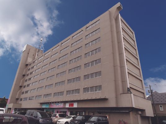 大きな建物の外観