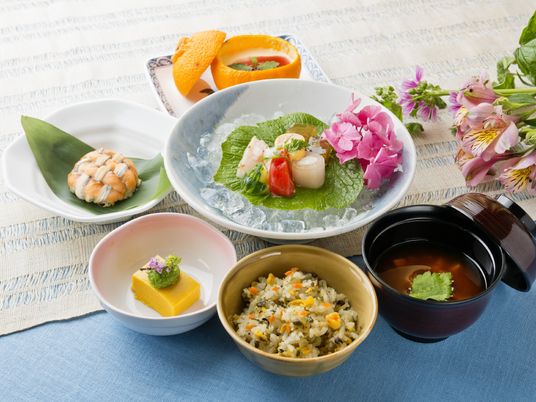 色鮮やかな和食膳