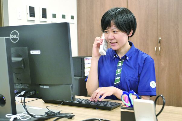 オフィスで電話をする職員