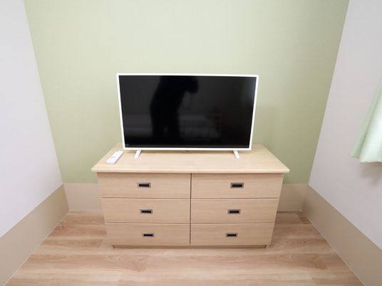 テレビとキャビネットの角部屋