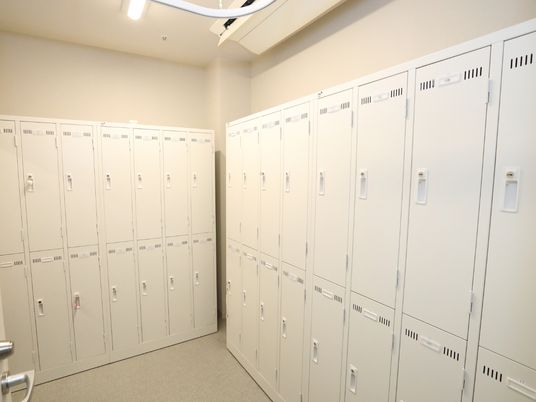 ロッカーが並ぶ部屋