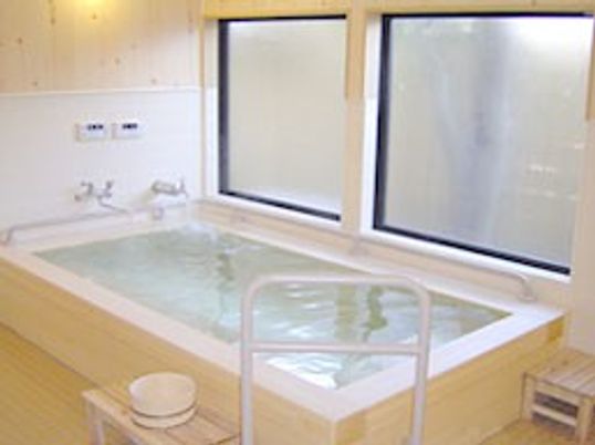 明るい木製浴槽の浴室