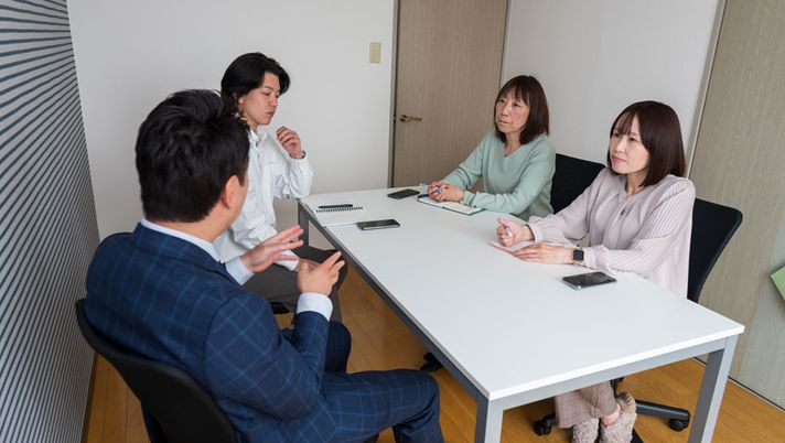 スタッフと話す人々