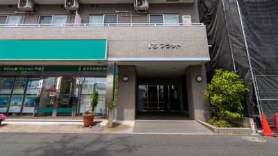 入口が広々とした外観